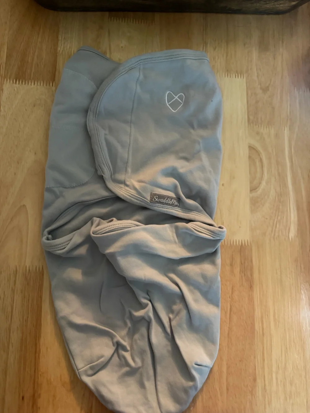 SwaddleMe 2 pack White Swaddle with Gold & Gray Cloud Print both size 0-3
